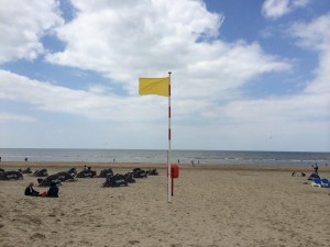 Gele vlag op het strand van Zandvoort